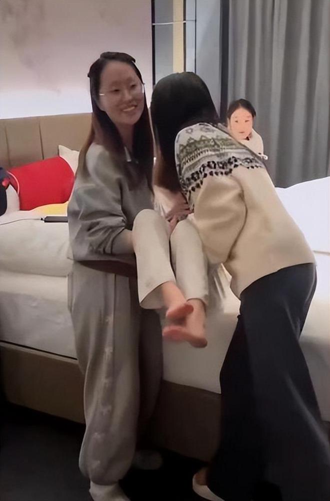 咽痛苦手部功能衰退后援会要求解约球盟会体育平台赵露思复健曝光：吞